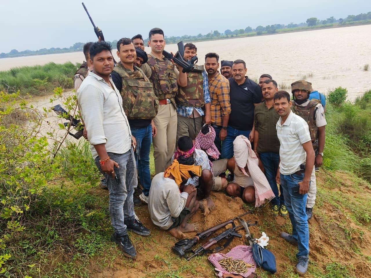 Patna News : बिहटा में पांडव गिरोह के गुर्गों ने पुलिस पर की एक-47 से फायरिंग, चार बालू माफिया गिरफ्तार