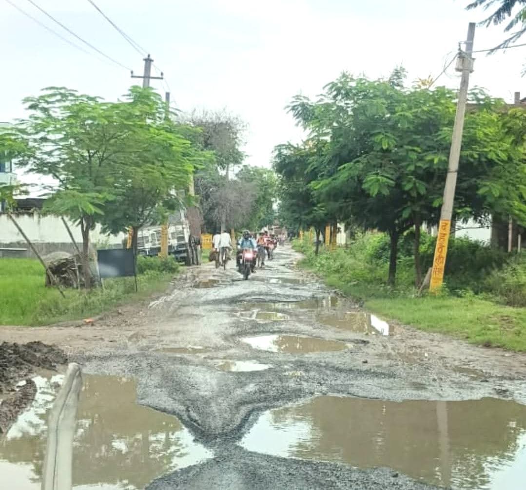 सड़क है या मौत का कुआं… हर दिन हजारों लोगों का होता आवागमन