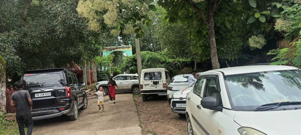 विद्यालय परिसर बना अवैध वाहन स्टैंड, छात्र-छात्राओं को हो रही परेशानी