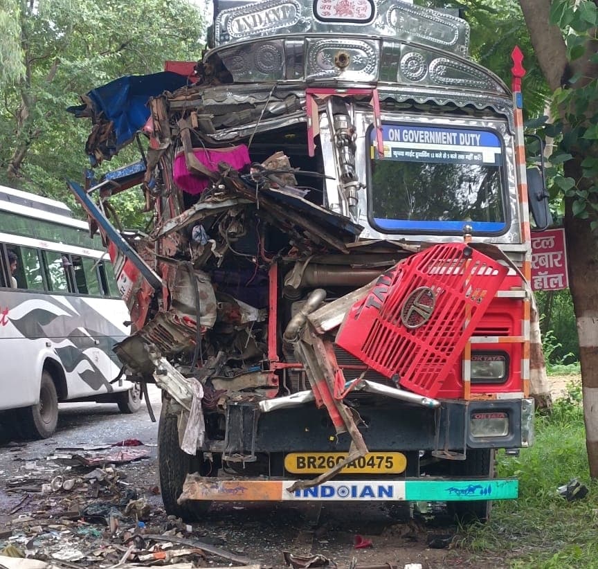 हादसे में बस चालक की मौत, ट्रक चालक गंभीर, पांच यात्री घायल