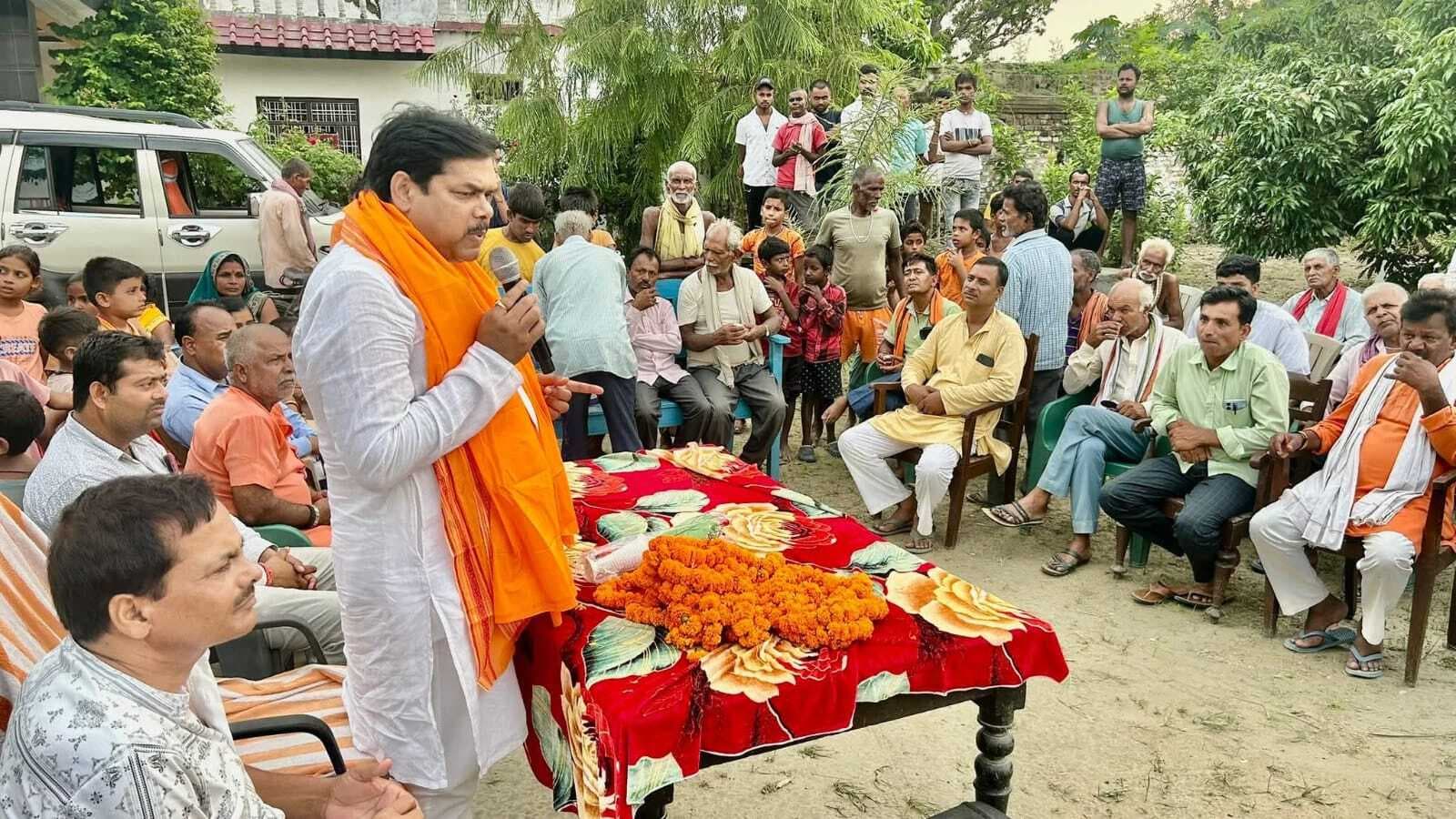 भाजपा से प्रभावित होकर पूर्व मुखिया सहित सैकड़ों ग्रामीणों ने थामा भाजपा का दामन