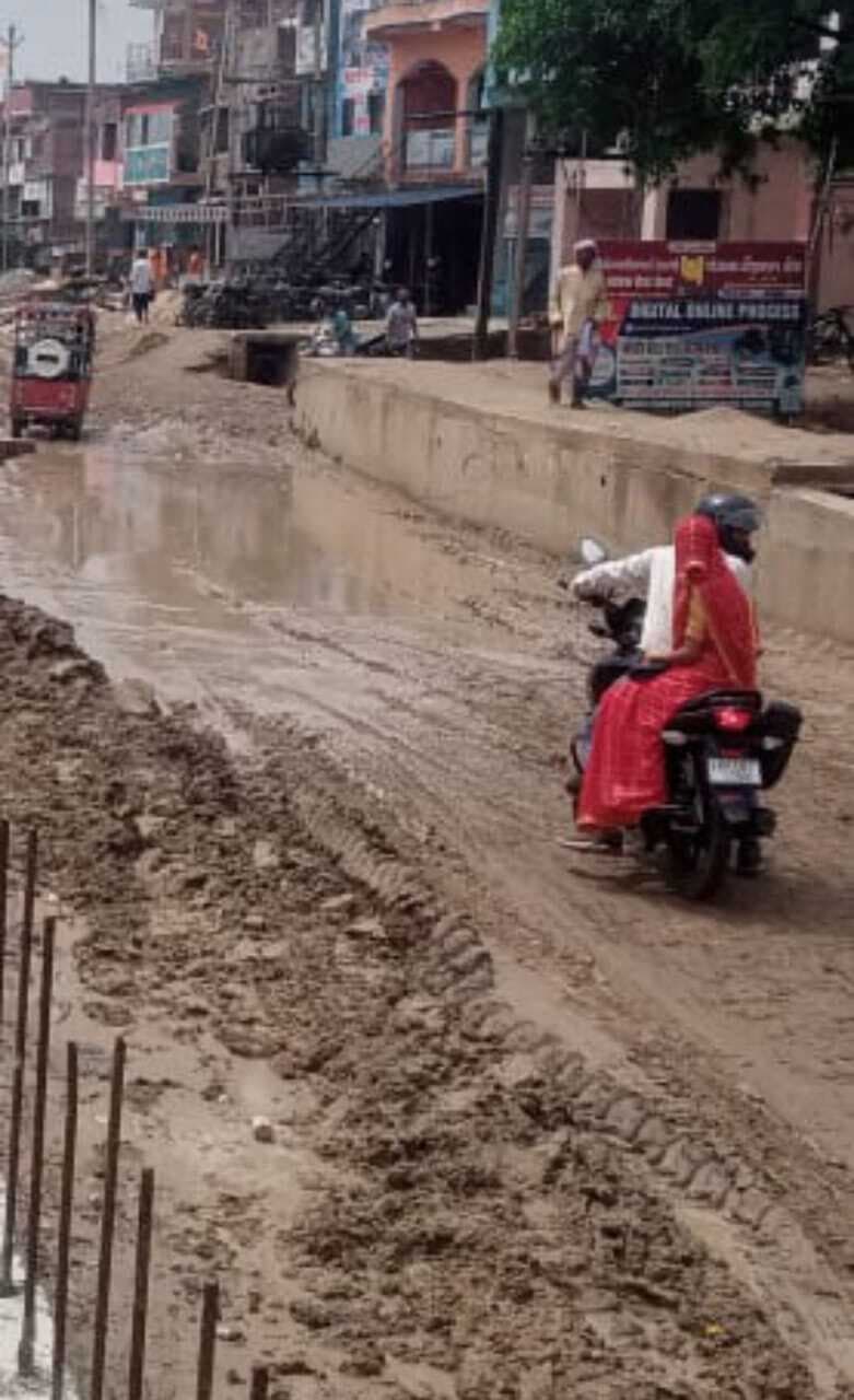 निर्माणाधीन नाला के लिए गिरी मिट्टी से सर्विस सड़क कीचड़ में तब्दील
