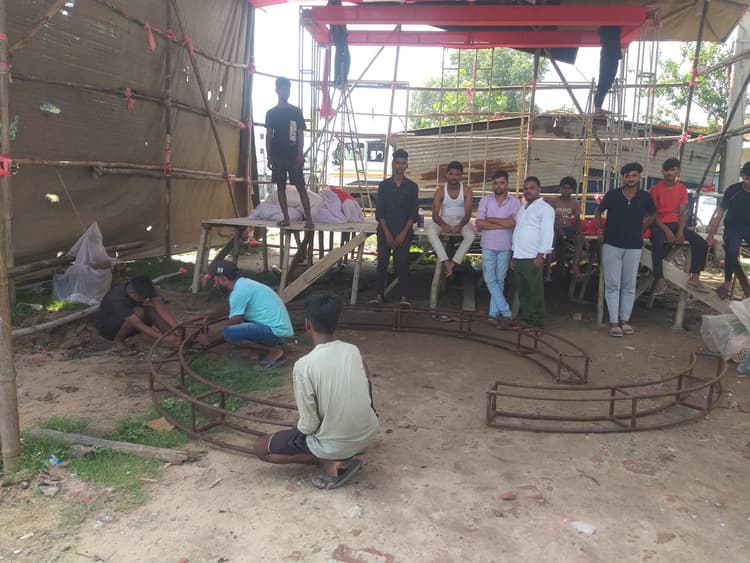 गणपति पूजा की तैयारी में जुटे कमेटी के लोग