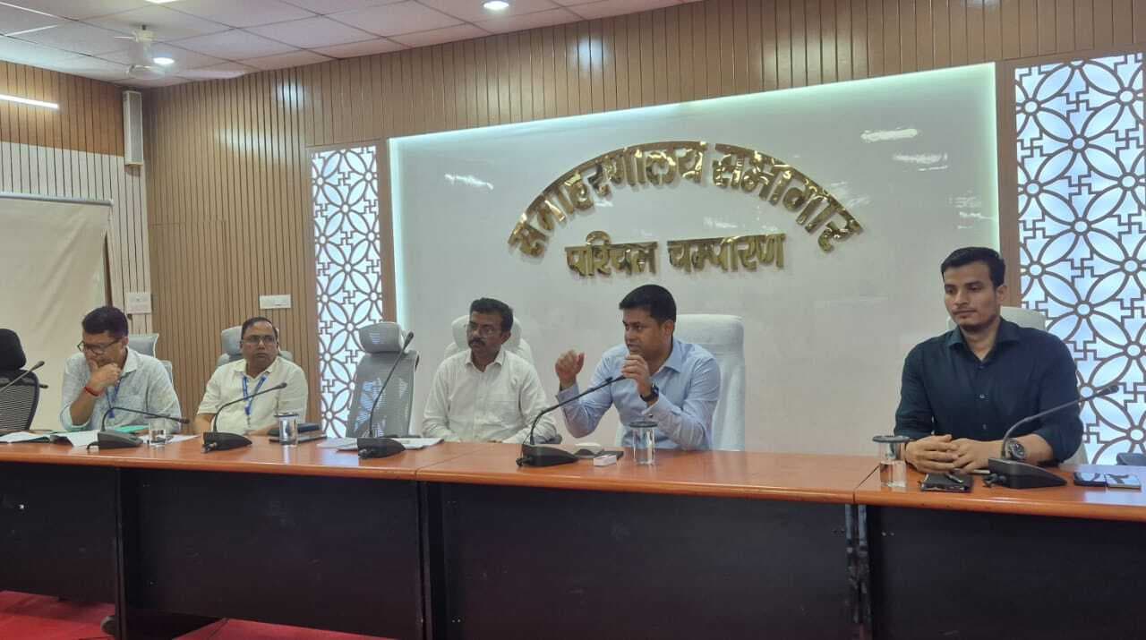 Bettiah : अस्पतालों में सूचनापट्ट पर लगेगा डॉक्टरों का रोस्टर, ड्यूटी होगी सुनिश्चित : डीएम