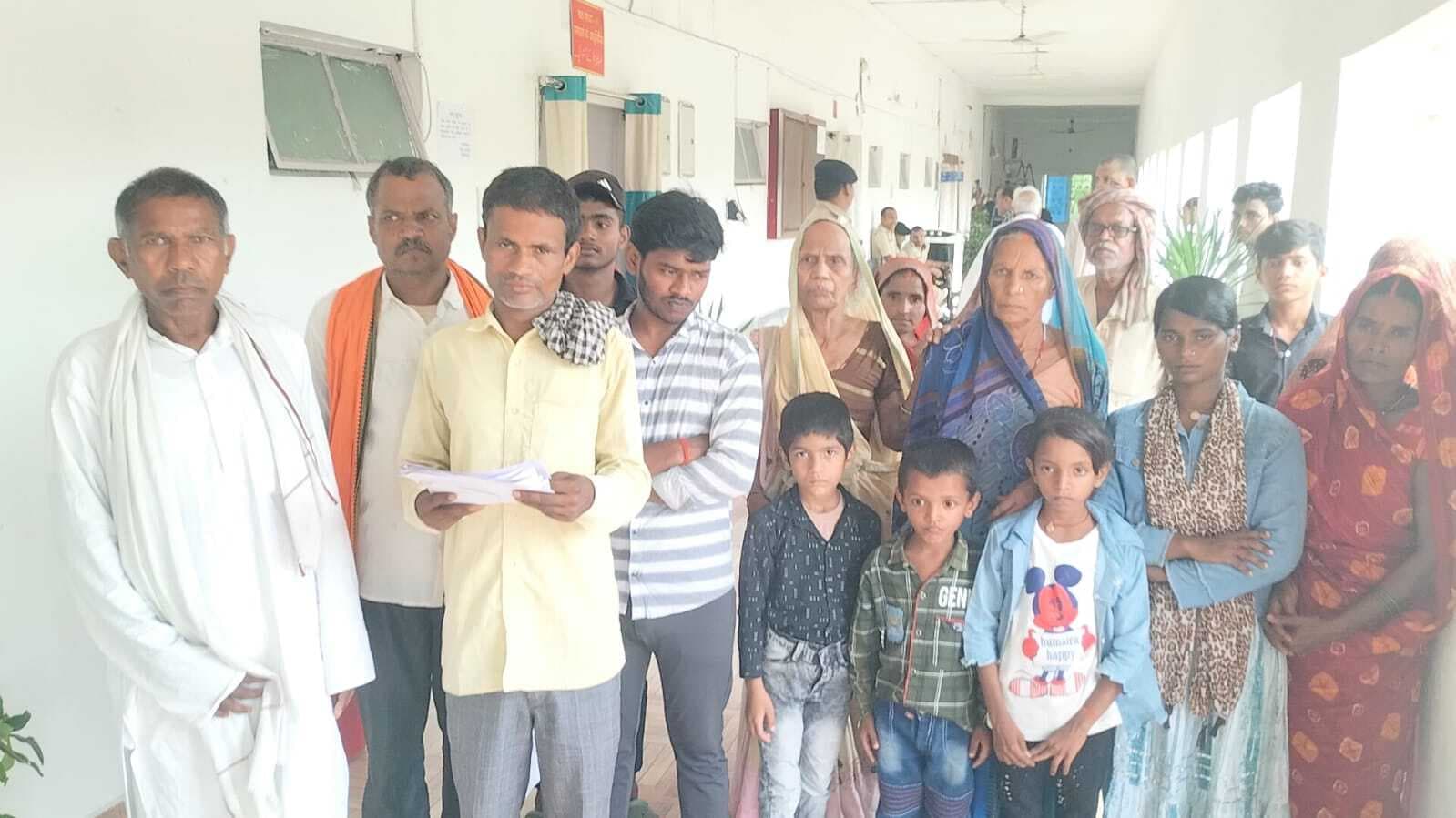 दबंगों ने सरकारी जमीन पर अतिक्रमण कर रास्ते को किया अवरुद्ध