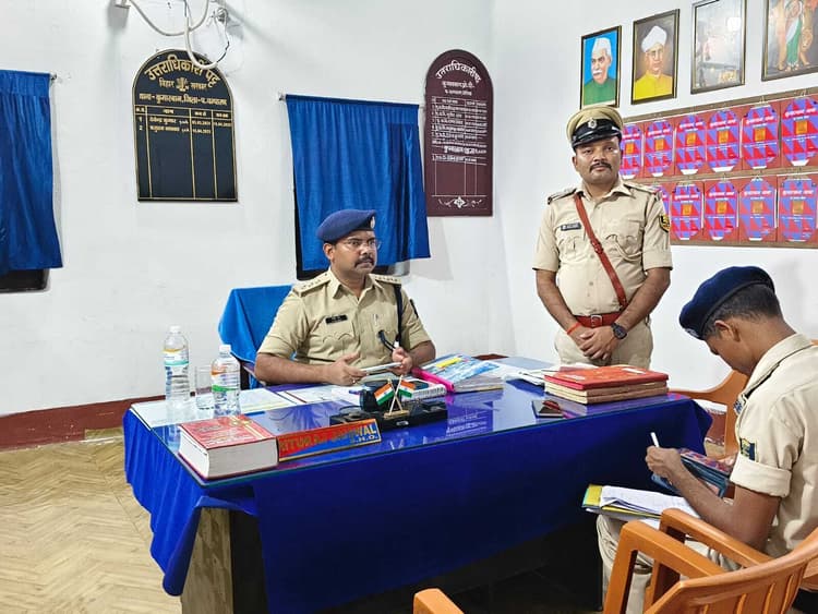 Bettiah : लंबित कांडों के निबटारे, गश्ती व पंजियों के संधारण पर जोर