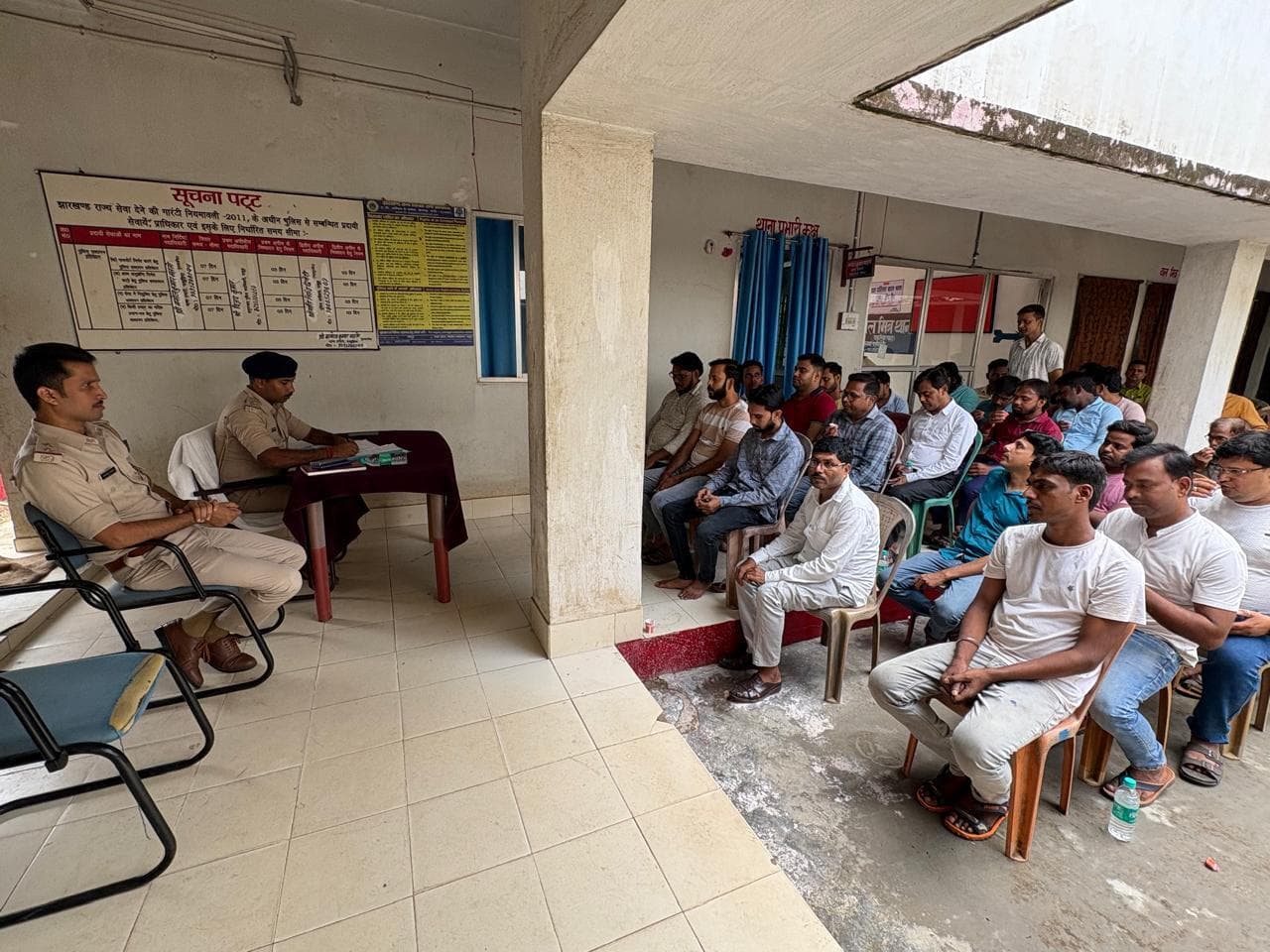 सुरक्षा के लिए दुकानों के बाहर व अंदर लगायें सीसीटीवी : थाना प्रभारी