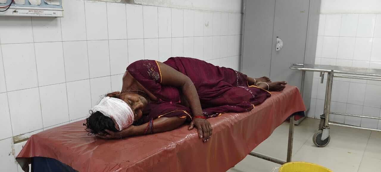 बाइक से गिरकर वृद्धा घायल