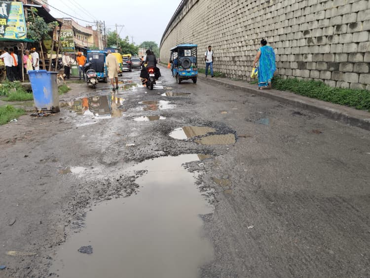 एनएच-19 के सर्विस सड़क पर उभरे गड्ढे, वाहन चालक परेशान