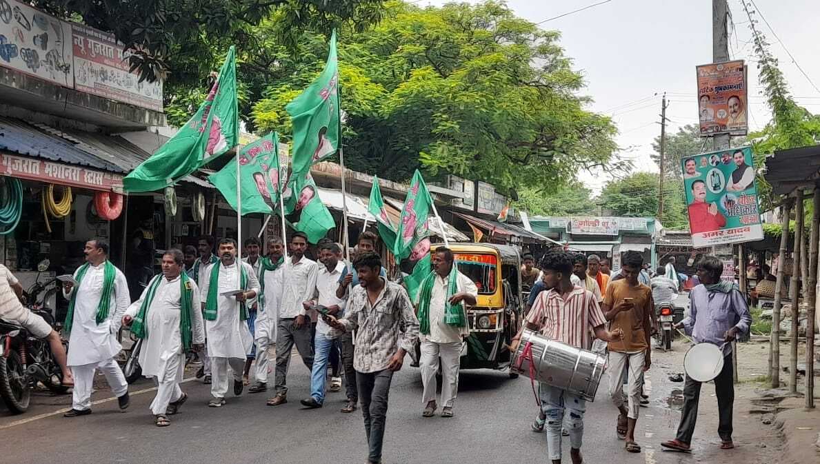 Bettiah : ढोल नगाड़े के साथ राजद नेताओं ने बांटे आमंत्रण पत्र