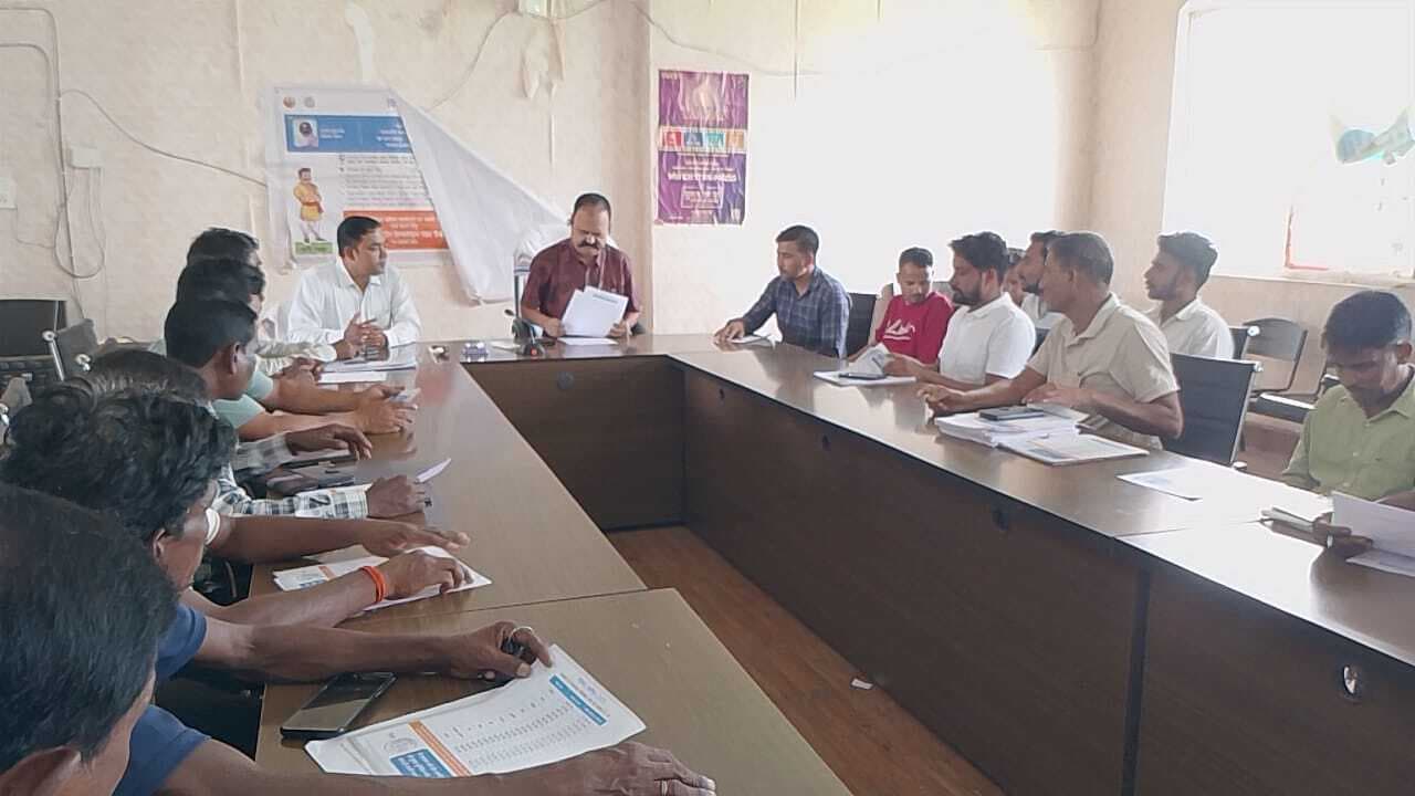 किसानों को फसल बीमा योजना के लिए करें जागरूक : बीडीओ