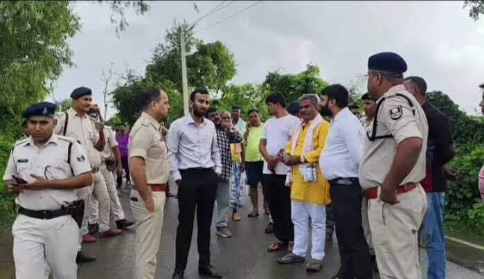 एसडीएम व डीएसपी ने बाढ़ प्रभावित गांवों का लिया जायजा