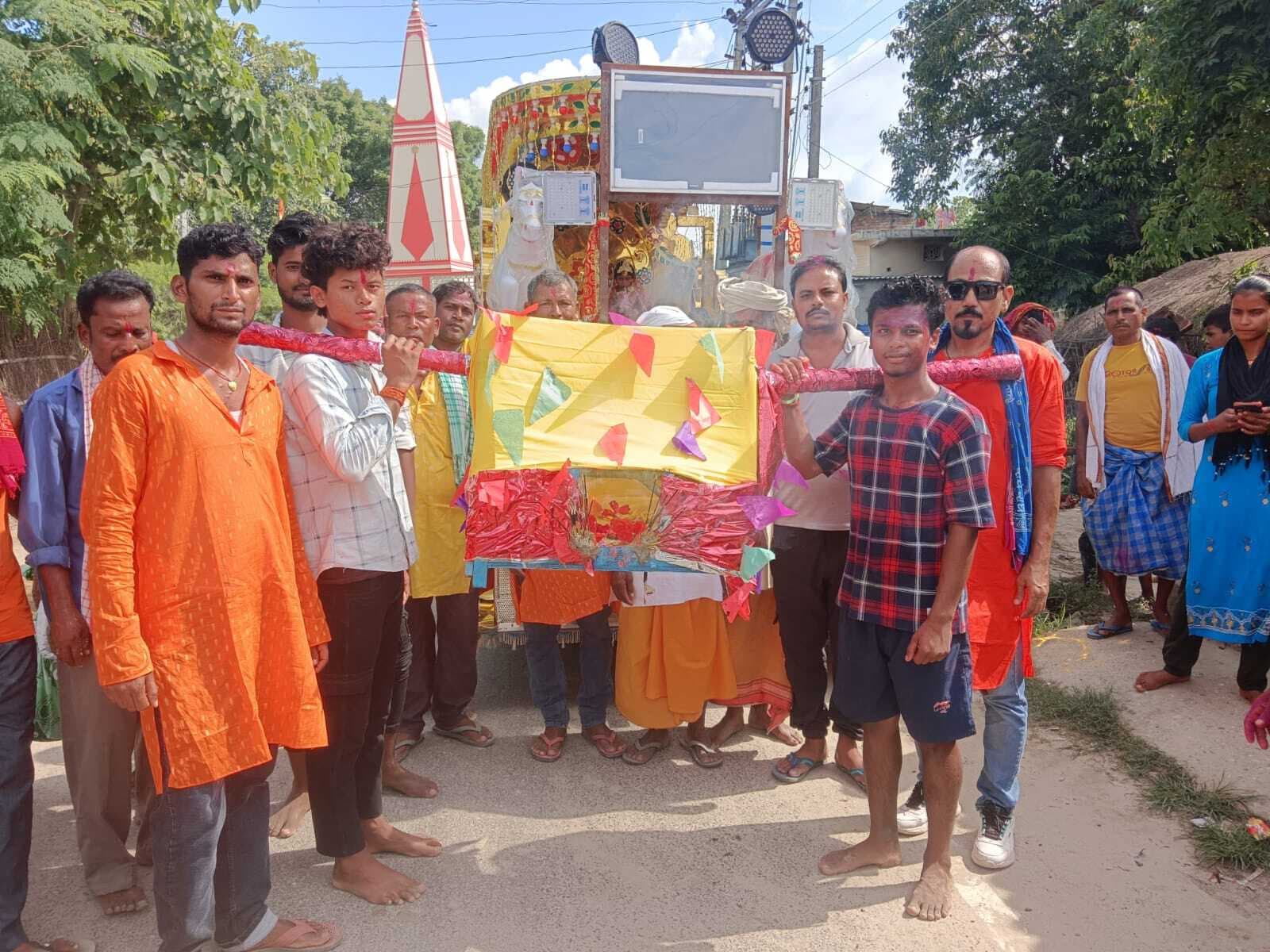 Bettiah : धूमधाम से निकाली गई श्रीकृष्ण की डोली यात्रा