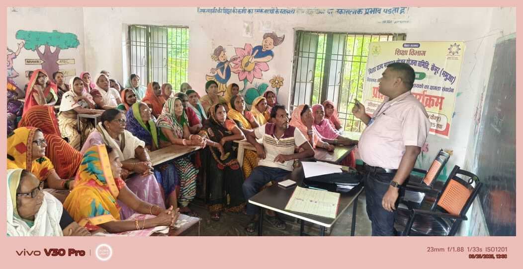 साबुन से हाथों की सफाई करने के बाद बच्चों का भोजन बनायें रसोइया