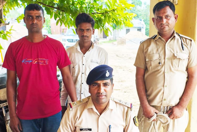 साढ़े छह लीटर शराब और बाइक के साथ दो  गिरफ्तार