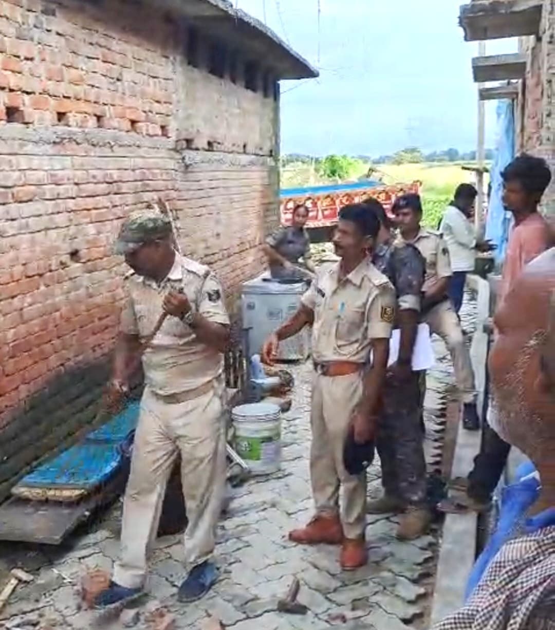 उपहारा पुलिस ने आरोपितों के घरों पर की कुर्की, जब्त हुआ घर का सामान