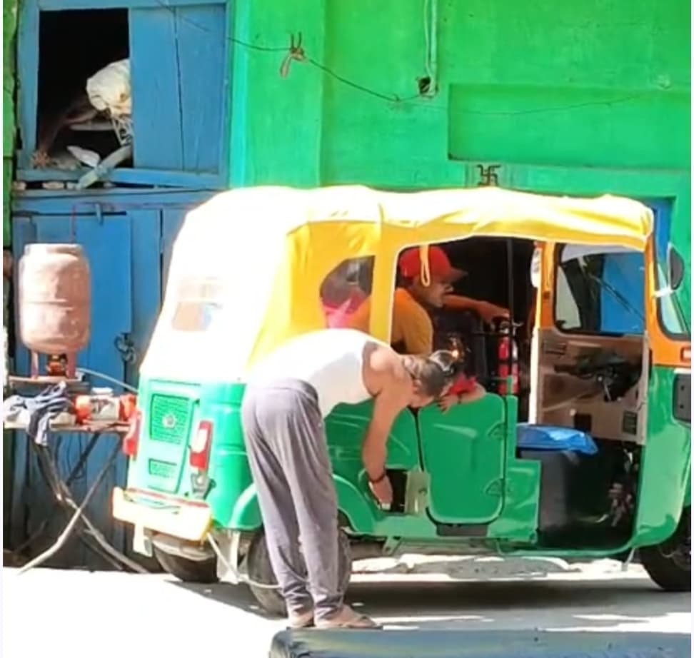 नवहट्टा बाजार में खुलेआम टैंपो में घरेलू गैस की होती है रिफिलिंग, प्रशासन मौन