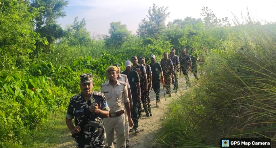 Bettiah : वनों की सुरक्षा को ले एसएसबी व वन कर्मियों की गश्ती