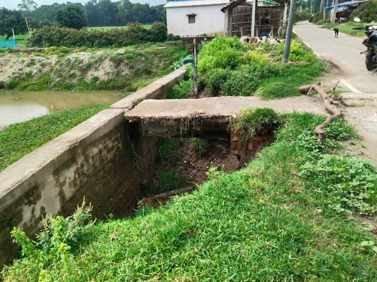 दो माह में ही टूट कर बिखर गया नाला