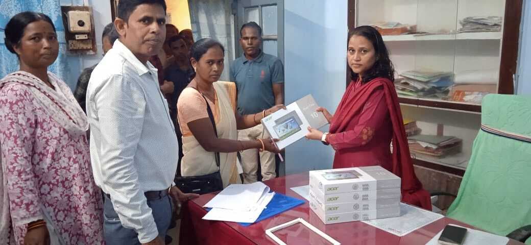 खूंटी प्रखंड के 34 स्कूलों में दिया गया टैब