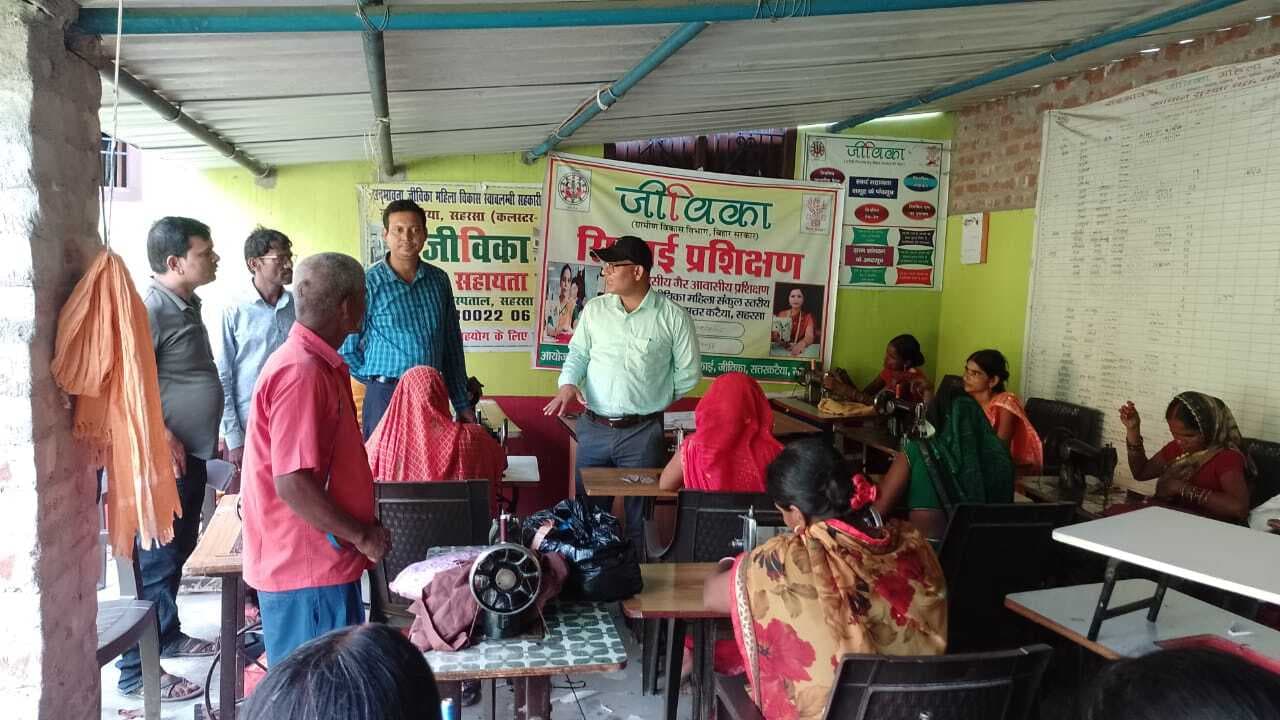 जीविका दीदियों को दिया जा रहा सिलाई प्रशिक्षण