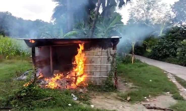 Samastipur News:राजखंड मुहल्ला में ट्यूबलाइट गैंग का आतंक, दो वाहन व दुकान जलाया