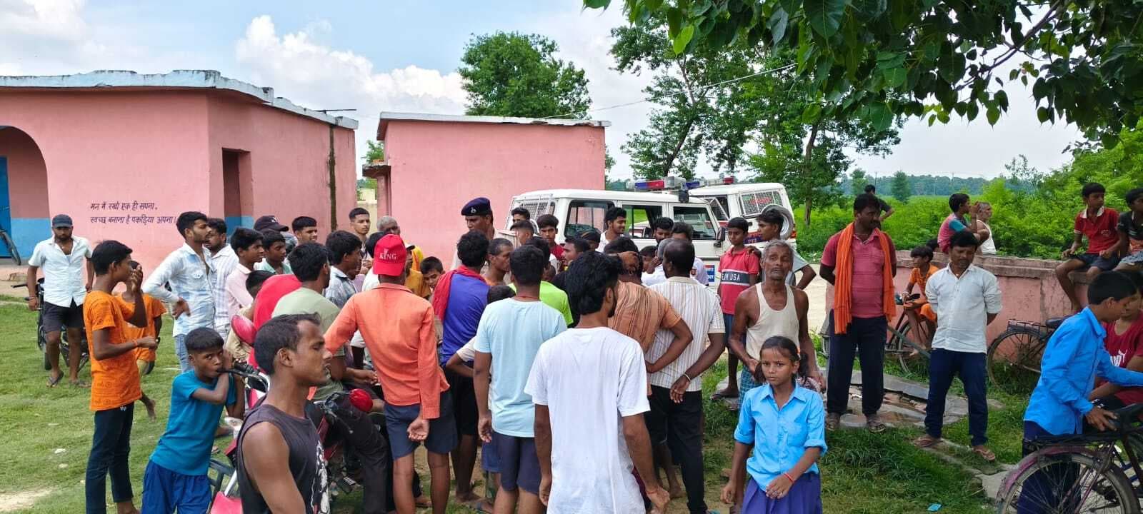 Motihari: प्रधानाध्यापक पर अनियमितता का आरोप, ग्रामीणों ने किया हंगामा