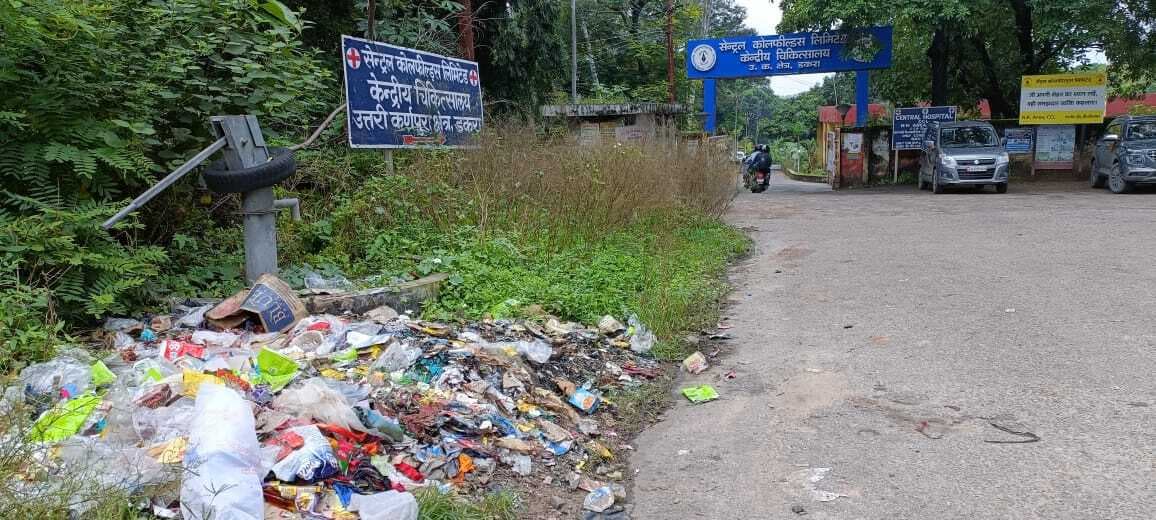 डकरा अस्पताल के मुख्य द्वार पर पसरी रहती है गंदगी