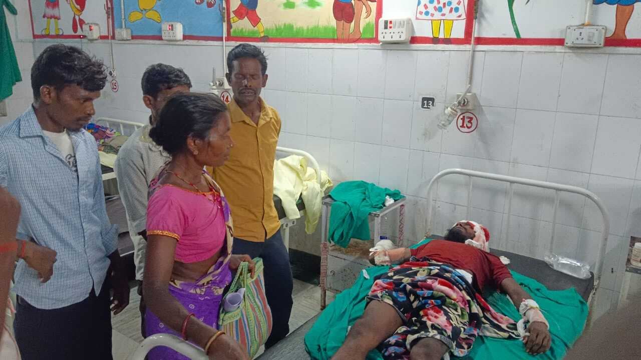 हादसा : क्रश बैरियर से टकरायी बाइक, तीन युवक घायल, एक रेफर