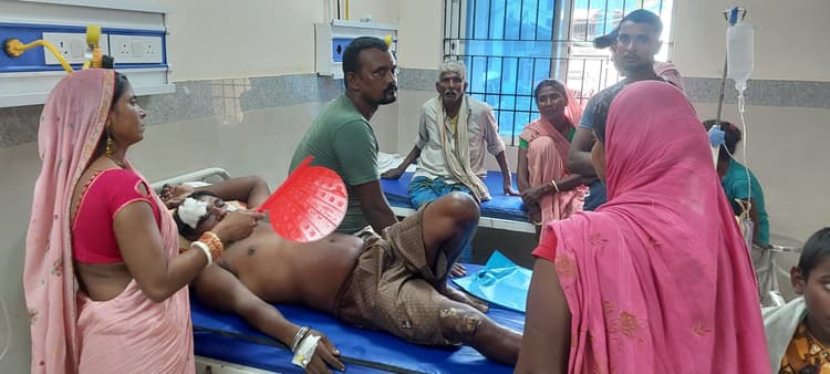 सड़क दुर्घटना में बाइक सवार दो लोग घायल