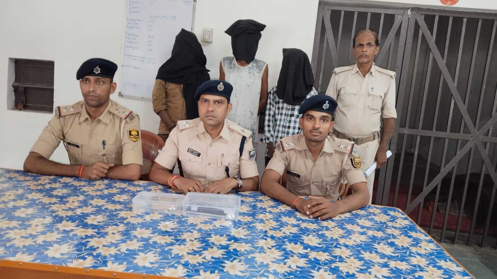 चोरी की बाइक व 130 ग्राम स्मैक के साथ तीन तस्कर गिरफ्तार