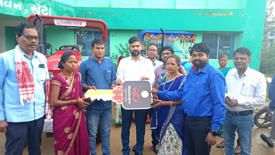 लाभुकों के बीच ट्रैक्टर का वितरण