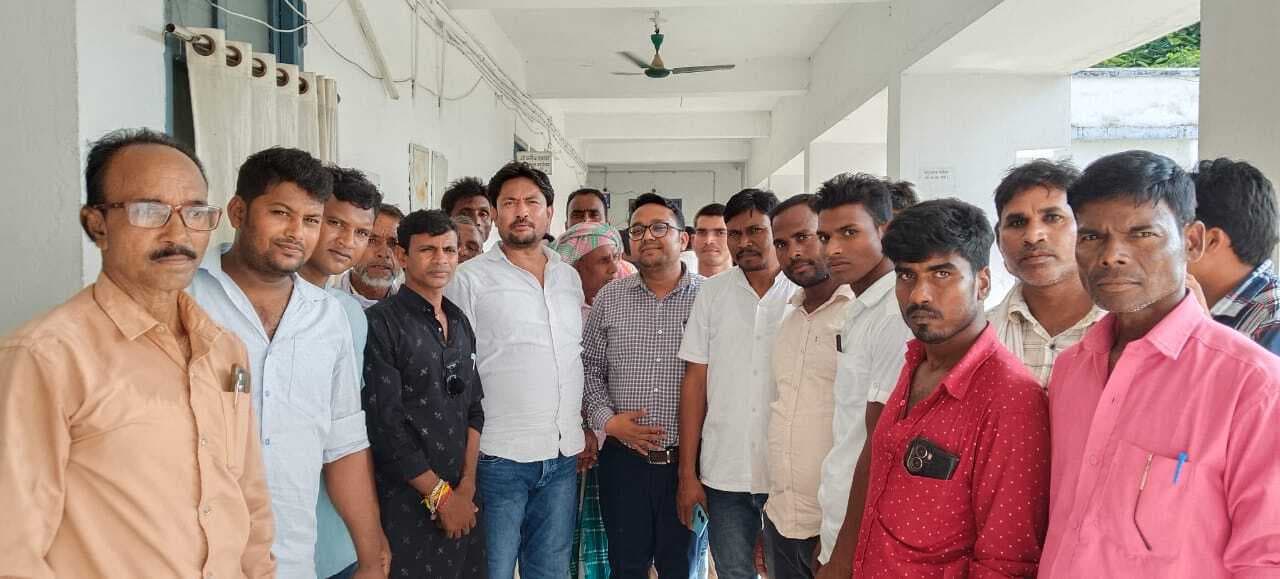 बाढ़ पीड़ित जीआर राशि नहीं मिलने की शिकायत को लेकर एसडीओ से मिले