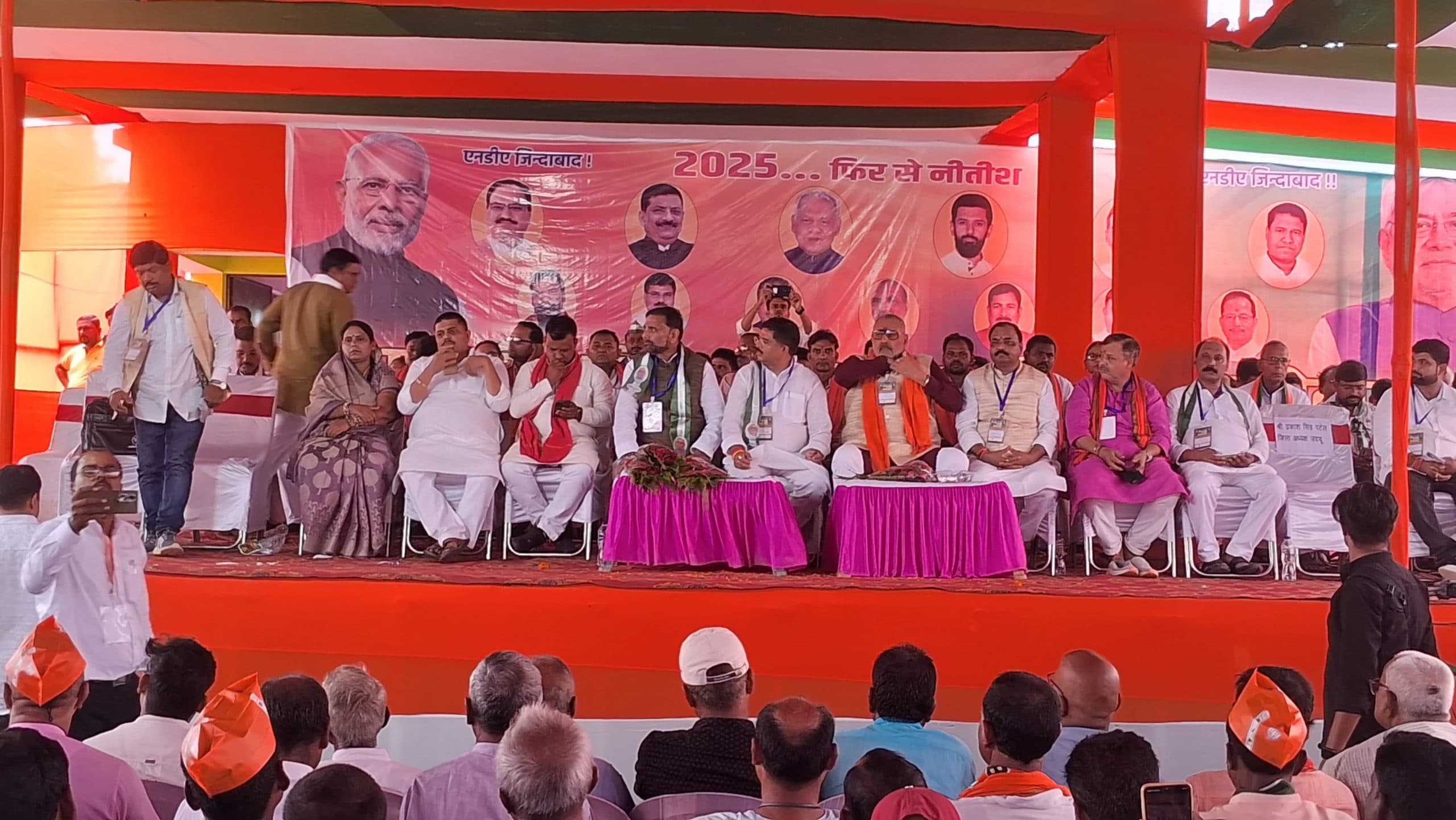 जूता पहन मखाना के खेत में कूद गये राहुल गांधी, कम से कम पैताबा तो खोल लेते : गिरिराज सिंह