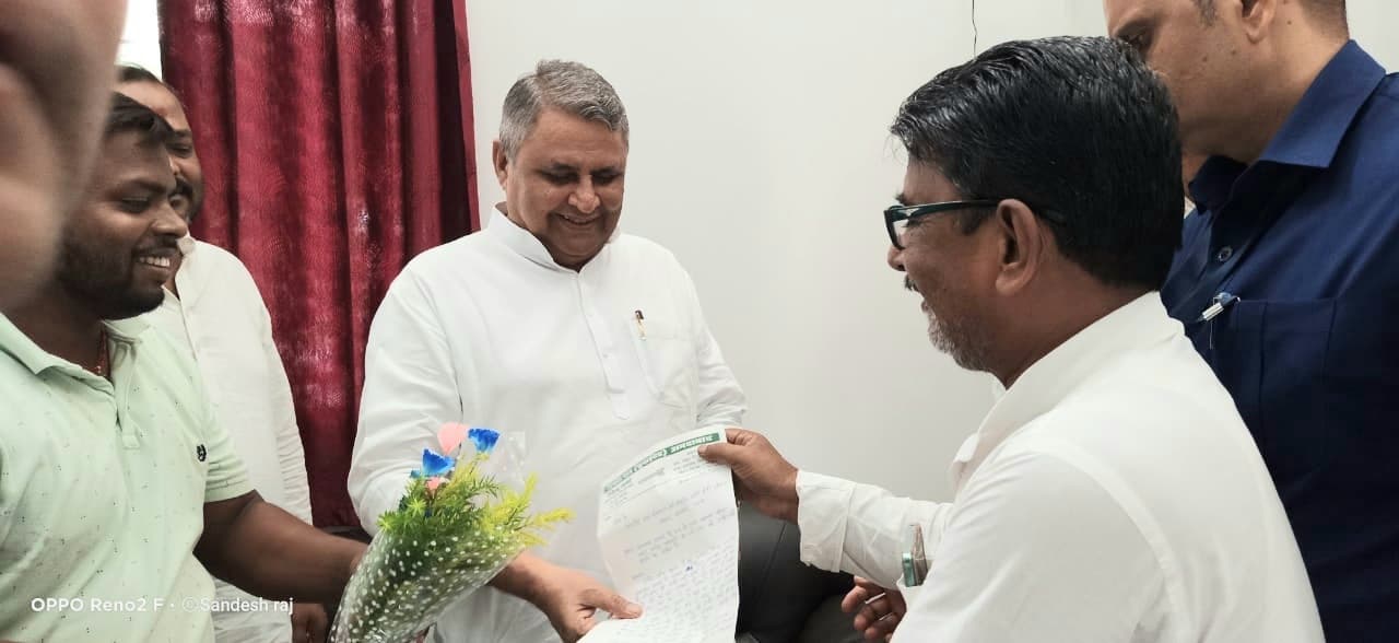 जदयू प्रखंड अध्यक्ष ने मंत्री से मिलकर जीआर राशि को लेकर ज्ञापन सौंपा