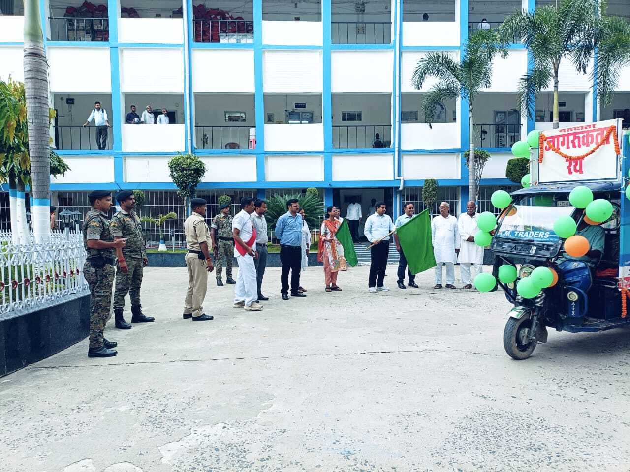 डीएम ने हरी झंडी दिखाकर जागरूकता रथ को किया रवाना