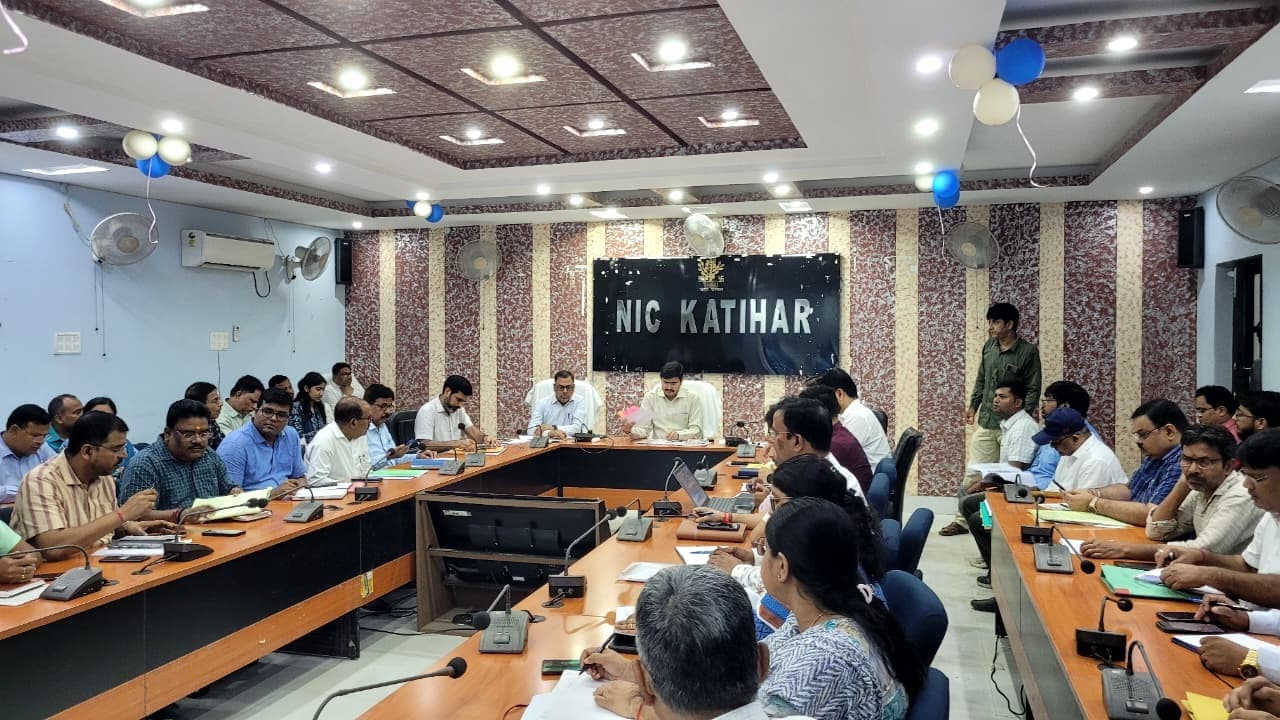 विभागीय दिशा निर्देश के अनुरूप राजस्व महा अभियान का क्रियान्वयन सुनिश्चित करें: डीएम