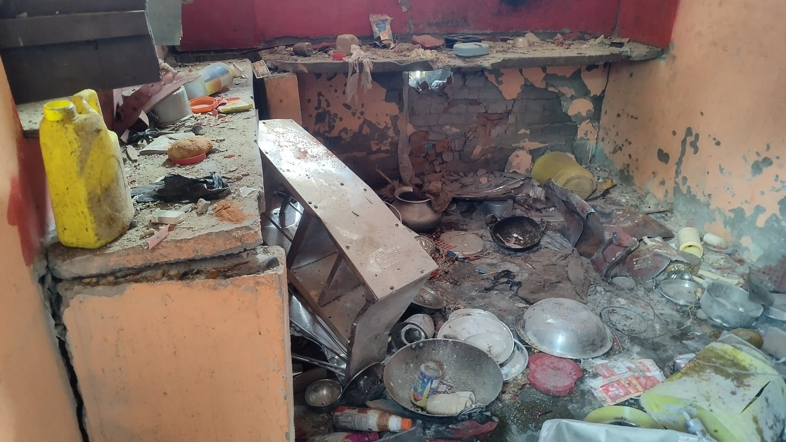 घर में गैस सिलिंडर फटने से  तीन कमरे व दो लाख का सामान क्षतिग्रस्त