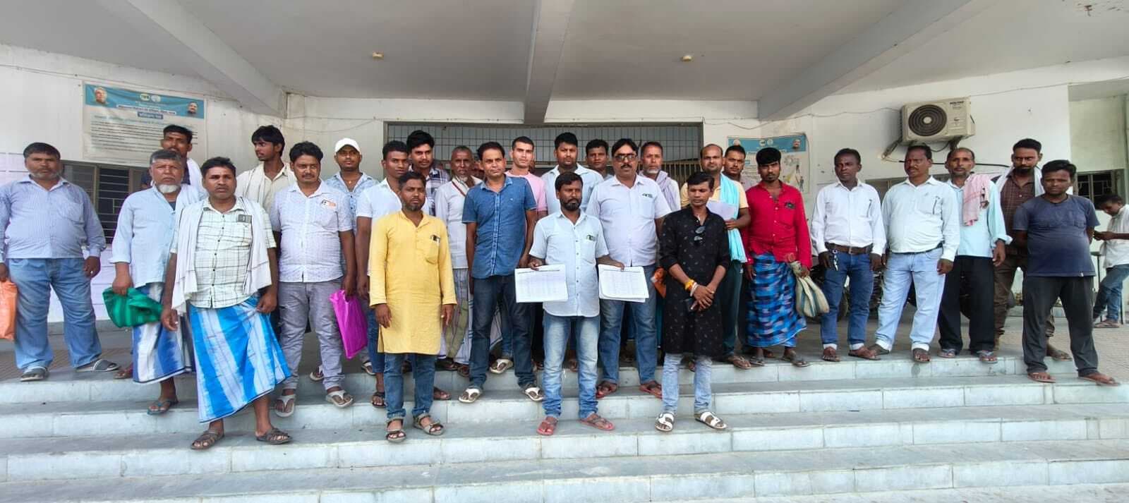 मनिहारी के दिलारपुर के बाढ़ पीड़ितों ने डाटा ऑपरेटर पर लगाया आरोप