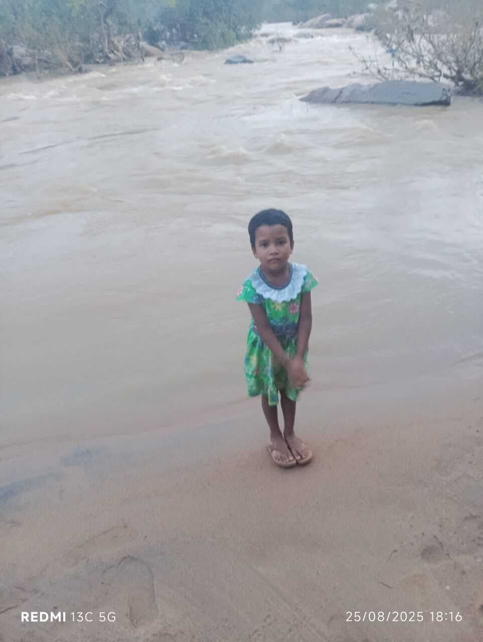 कारो नदी में बाढ़, तीन दिन से फंसे हैं फटका टापू टोली के आधे दर्जन लोग