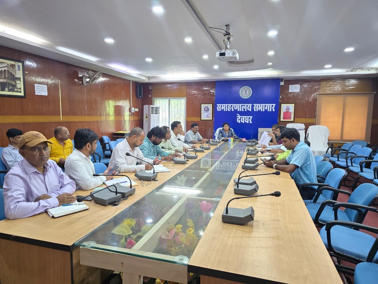 Deoghar news : ग्रीन कार्ड, डोर स्टेप डिलीवरी कार्य में देरी व नमक वितरण की धीमी गति पर डीएसओ ने जतायी नाराजगी