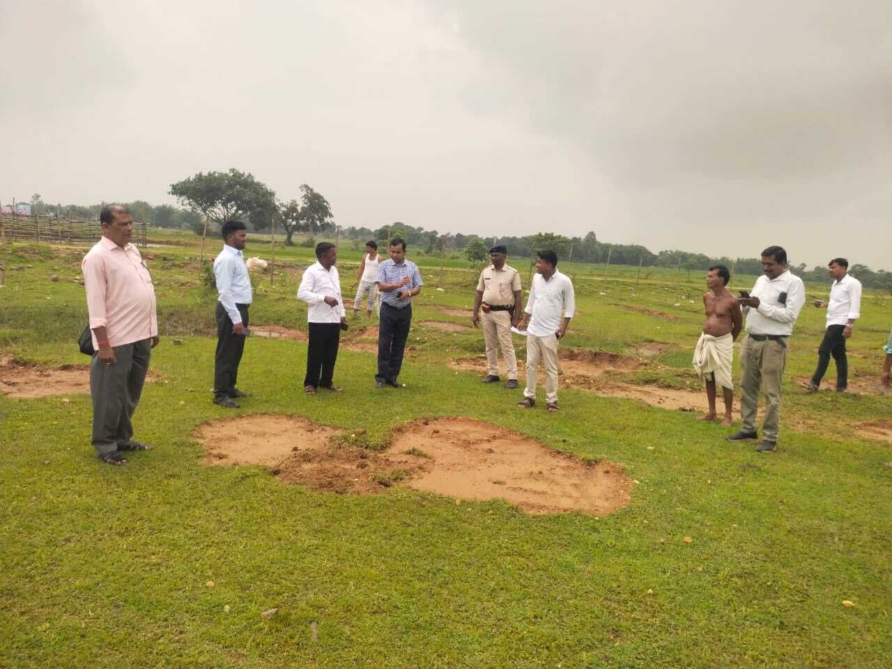 डीडीसी ने आम की बागवानी योजना का लिया जायजा