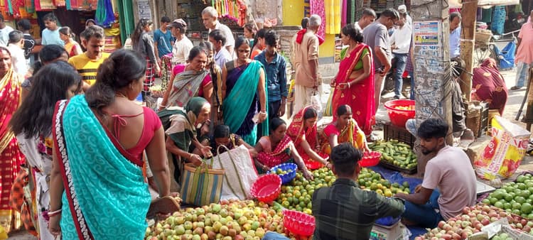 महिलाएं आज मनायेंगी तीज पर्व, देर शाम तक बाजार में पूजन सामग्री की होती रही खरीददारी