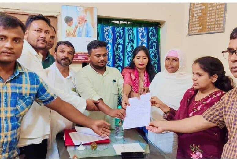 बाढ़ पीड़ितों ने धरना प्रदर्शन कर सीओ को जीआर राशि के लिए मांग पत्र सौंपा