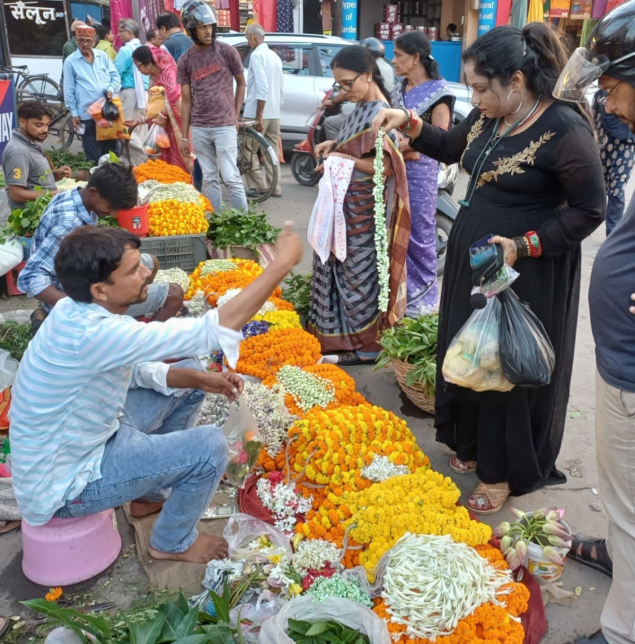 तीज और चौठचंद्र के लिये बाजार में उतरा 60 ट्रक सेब