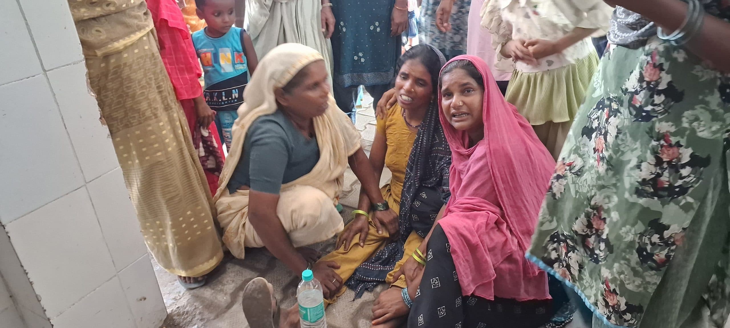 पेड़ से टहनी काटने के दौरान करेंट लगने से मजदूर की मौत