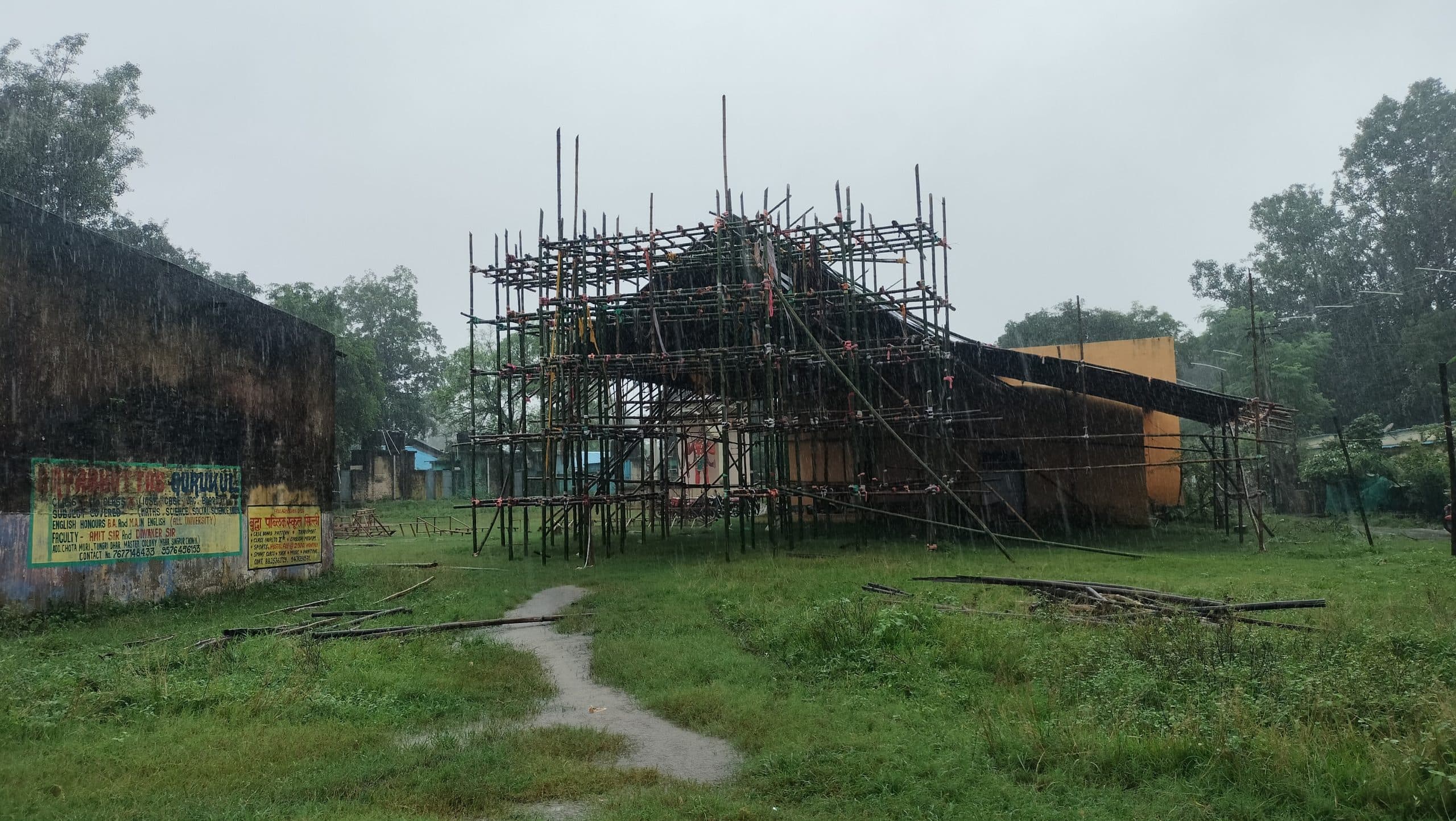 गणेश पूजा कल, पंडालों की सजावट का काम अंतिम चरण में