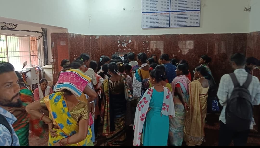 सिल्ली रेलवे स्टेशन में एक ही टिकट काउंटर, यात्री परेशान