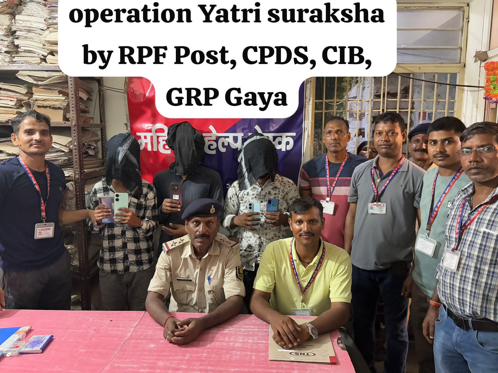 चोरी के मोबाइल के साथ तीन युवक गिरफ्तार