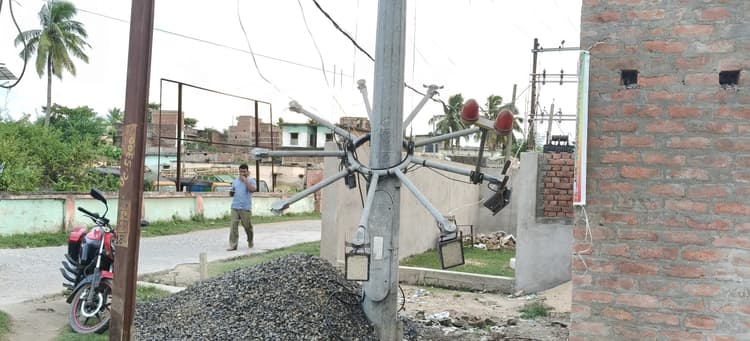 एक सप्ताह से खराब पड़ा है हाईमास्ट लाइट, अंधेरे में डूबा रहता है शहर